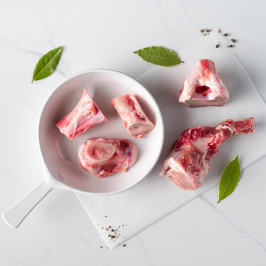 Les os de porc à bouillon biologiques de la Ferme Villoise de St-Gédéon sont le seul produit qu'il n'emballe pas sous vide...